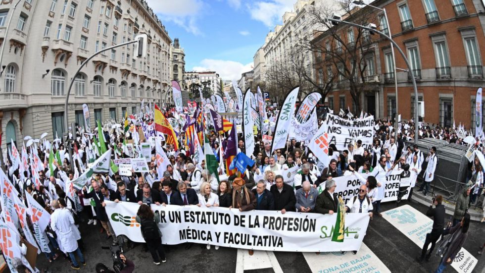 Los médicos convocan cuatro días de huelga contra el Estatuto Marco de Mónica García