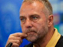 Insólito: 'pillan' a Flick, entrenador del Barcelona, haciendo cortes de manga