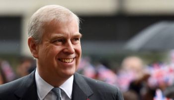 El príncipe Andrés renuncia a sus títulos para 'no distraer' a la corona por sus escándalos