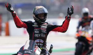 Increíble: dos gaviotas se estrellan en la moto de Bezzecchi en plena carrera