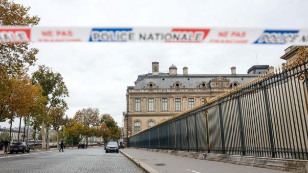Los ladrones usaron una plataforma elevadora para entrar por una ventana del primer piso y escaparon en scooters por la ciudad en siete minutos.