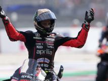 Increíble: dos gaviotas se estrellan en la moto de Bezzecchi en plena carrera