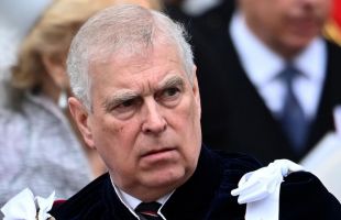 La caída sin fin del príncipe Andrés: un libro avivará el escándalo y le piden más medidas a Carlos III