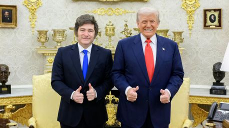 Argentina y EEUU firman el acuerdo de ayuda de 20.000 millones para 'la estabilización cambiaria'