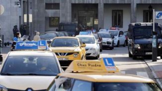 Europa da luz verde a que los jóvenes de 17 años puedan sacarse el carné de conducir