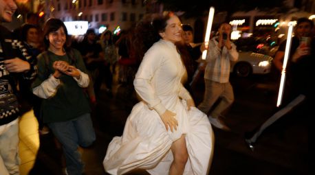 Rosalía revoluciona el centro de Madrid al anunciar su nuevo disco, Lux