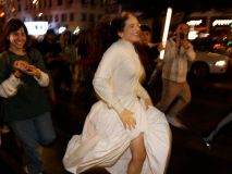 Rosalía revoluciona el centro de Madrid al anunciar su nuevo disco, Lux