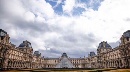 La presidenta del Louvre reconoce la lentitud con la que se detectó a los ladrones