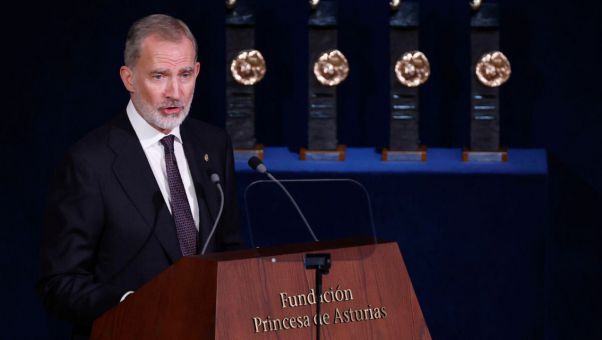 Felipe VI advierte contra una 'pulsión globalizadora que todo lo homegeneiza, oscurece las diferencias y degrada la diversidad'.