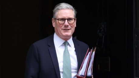 Reino Unido dejará de usar hoteles para solicitantes de asilo y los trasladará a centros militares