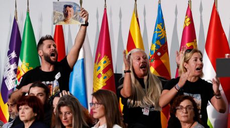 Familiares de las víctimas llaman 'asesinos' y 'traidores' a Mazón y Sánchez