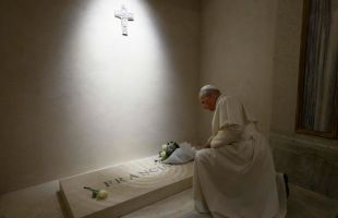 León XIV reza por cuarta vez ante la tumba de Francisco