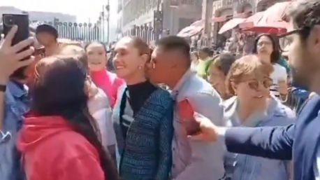 Sheinbaum, manoseada por un hombre ebrio en plena calle en Ciudad de México