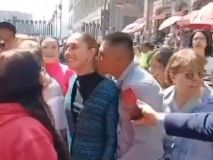 Sheinbaum, manoseada por un hombre ebrio en plena calle en Ciudad de México