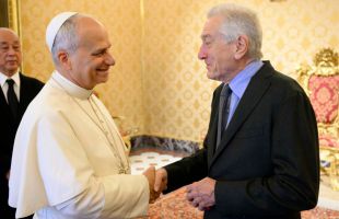 El Papa saluda a Robert de Niro en el Vaticano: 'Es un placer conocerle'