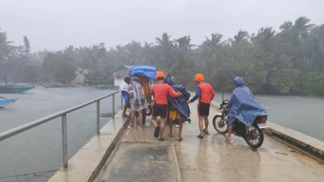 El supertifón Fung-wong toca tierra en el norte de Filipinas