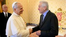 El Papa saluda a Robert de Niro en el Vaticano: 'Es un placer conocerle'