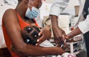 Millones de niños vacunados en países africanos gracias a la Alianza para la Vacunación Infantil