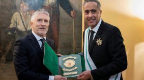 Marlaska condecora al director de Seguridad de Marruecos con la más alta distinción de la Guardia Civil