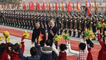Xi Jinping recibe a los Reyes en una gran ceremonia en la Plaza de Tiananmen