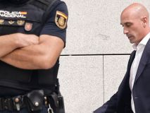 Luis Rubiales sufre un atentado durante la presentación de su libro