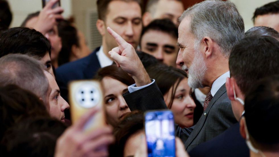 Los Reyes arropan a maestros, empresas y la comunidad española en su último día en China