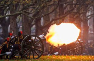 Cañonazos en Londres por el 77 cumpleaños del rey Carlos III
