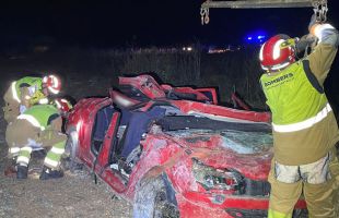 Dos fallecidos y tres heridos al caer su coche por un barranco en Benassal