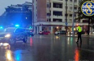 Una conductora atropella a un hombre y circula varios kilómetros con el cuerpo en los bajos del coche