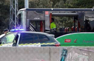Accidente entre un camión y un autobús interurbano en la A6: dos heridos graves, seis moderados y 26 leves