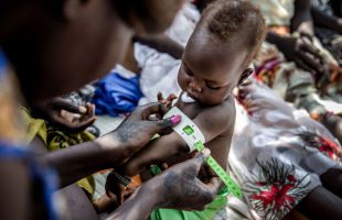 Un estudio de ISGlobal alerta del impacto en los recortes de la ayuda global