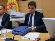 Mazón se siente víctima de los 'bulos' y acusa al Gobierno del 'apagón informativo' sobre los caudales