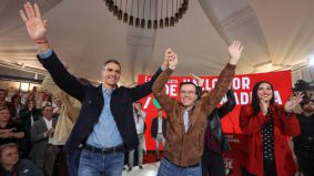 Sánchez apoya al candidato del PSOE en Extremadura, imputado por colocar a su hermano