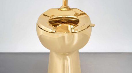 El váter de oro del artista Maurizio Cattelan se vende por 12,1 millones de dólares