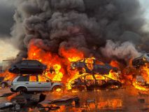 Espectacular incendio en un desguace en San Martín de la Vega