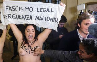 Dos activistas de Femen irrumpen a pecho descubierto en la misa por Franco