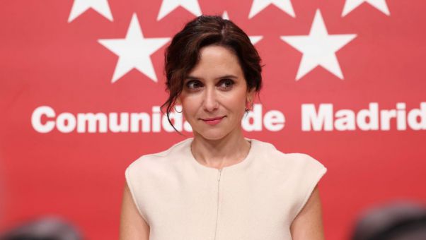 La presidenta de la Comunidad de Madrid hace un llamamiento a los españoles para que elijan entre 'autocracia o libertad'.