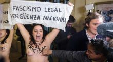 Dos activistas de Femen irrumpen a pecho descubierto en la misa por Franco