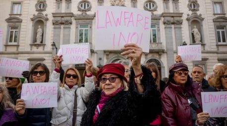 Centenares de ciudadanos protestan en Madrid y Santiago por la condena al fiscal general