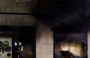 Un incendio en un bazar obliga a desalojar tres edificios de un barrio de Pamplona
