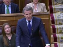 Feijóo se traba al responder a Sánchez: 'Rodarán una serie sobre usted y se titulará...'