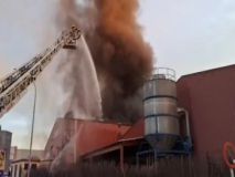 Espectacular incendio en una nave industrial en Caldes de Montbui (Barcelona)