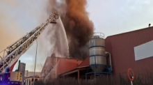 Espectacular incendio en una nave industrial en Caldes de Montbui (Barcelona)