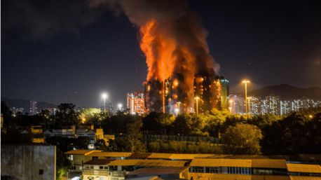 Aumentan a 128 los muertos en el incendio en el complejo de viviendas de Hong Kong
