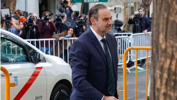 Temor en el Ejecutivo y el PSOE ante la posibilidad de que la información sensible que maneja el exministro termine implicando a Sánchez.