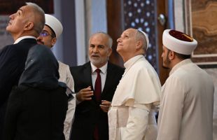 El Papa León XIV visita en la Mezquita Azul de Estambul, pero no reza a La Meca