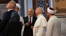 El Papa León XIV visita en la Mezquita Azul de Estambul, pero no reza a La Meca