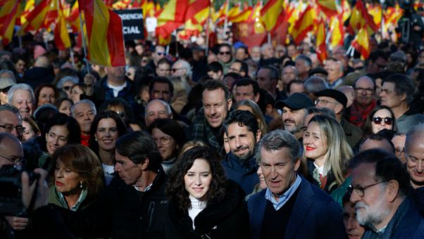 Bajo el lema '¿Mafia o democracia?', decenas de miles de españoles responden a la llamada del PP para exigir la dimisión del socialista y el adelanto elect