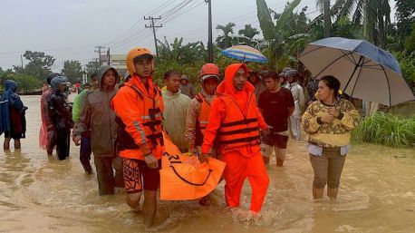 Aumentan a 502 los fallecidos en las inundaciones en Indonesia