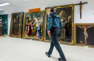 La Guardia Civil expone las obras que pretendían vender las monjas cismáticas de Belorado